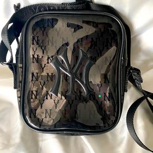 NY Yankees clear small crossbody